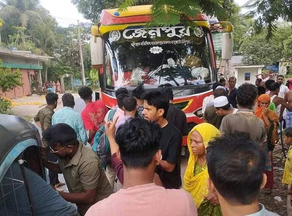 বাস ও মোটরসাইকেলের সংঘর্ষে মোটরসাইকেলের চালক মারা যাওয়ার পর ঘটনাস্থলে ভিড় করেন স্থানীয় লোকজন। আজ শনিবার দুপুর ১২টার দিকে চাঁদপুরের মতলব দক্ষিণ উপজেলার বরদিয়া এলাকায়