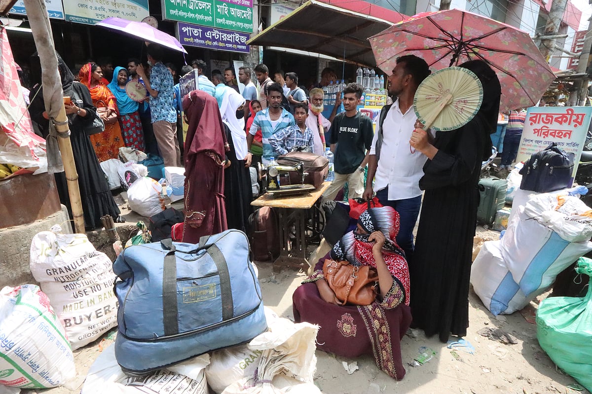 রাজশাহী নগর থেকে দেরিতে ছেড়ে যাচ্ছে বাস। এর ফলে দীর্ঘ সময় ধরে অপেক্ষা করতে হচ্ছে যাত্রীদের। কাউন্টারগুলোতে বসার জায়গা না পেয়ে পরিবারের সদস্যদের নিয়ে সড়কের ওপর অপেক্ষায় আছেন কয়েকজন যাত্রীর। আজ দুপুরে শিরোইল এলাকার ঢাকা বাস টার্মিনালে