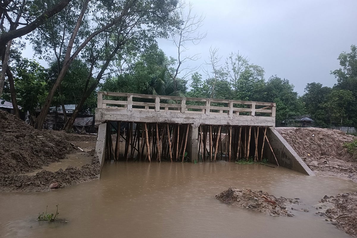 ৩৩ লাখ টাকার বেশি ব্যয়ে নির্মিত এই কালভার্টের কাজ শেষ হয়েছে দুই সপ্তাহ আগে। অথচ এরই মধ্যে এরই মধ্যে ভাঙন দেখা দিয়েছে কালভার্টটির একাধিক অংশে। গত বৃহস্পতিবার তোলা