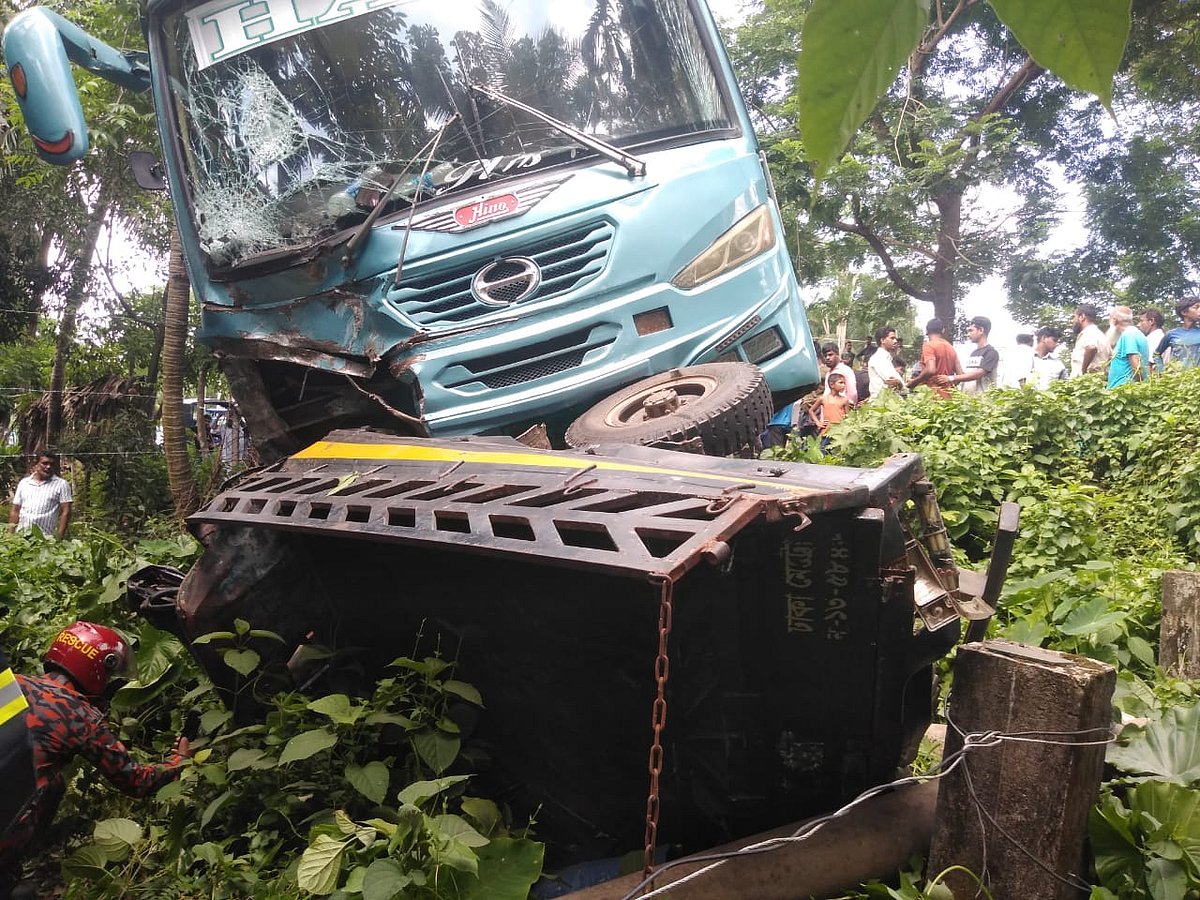 ঝালকাঠির রাজাপুরে বাস ও একটি পিকআপের মুখোমুখি সংঘর্ষে দুইজন নিহত হয়েছেন। শনিবার দুপুরে রাজাপুর-ভান্ডারিয়া আঞ্চলিক সড়কের রাজাপুর উপজেলা গালুয়া ইউনিয়নের পাকাপুল এলাকায়