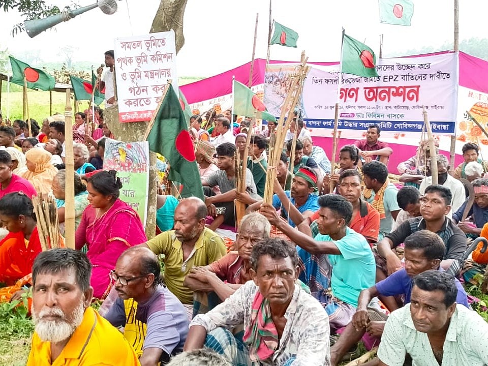 সাঁওতালদের ফসলি জমিতে ইপিজেড নির্মাণের সিদ্ধান্ত বাতিলের দাবিতে গাইবান্ধার গোবিন্দগঞ্জে গণ–অনশন কর্মসূচি। আজ বেলা ১১টার দিকে উপজেলার গোবিন্দগঞ্জ–দিনাজপুর সড়কের কাটামোড় এলাকায়