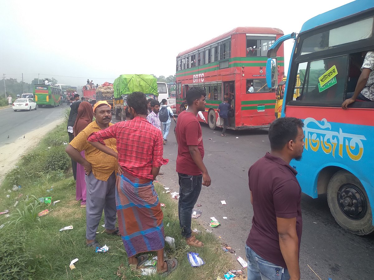 ঢাকামুখী যাত্রায় যমুনা সেতুর পশ্চিমে ১০ কিলোমিটার যানজটে পড়ে যাত্রীরা। আজ শনিবার সকালে