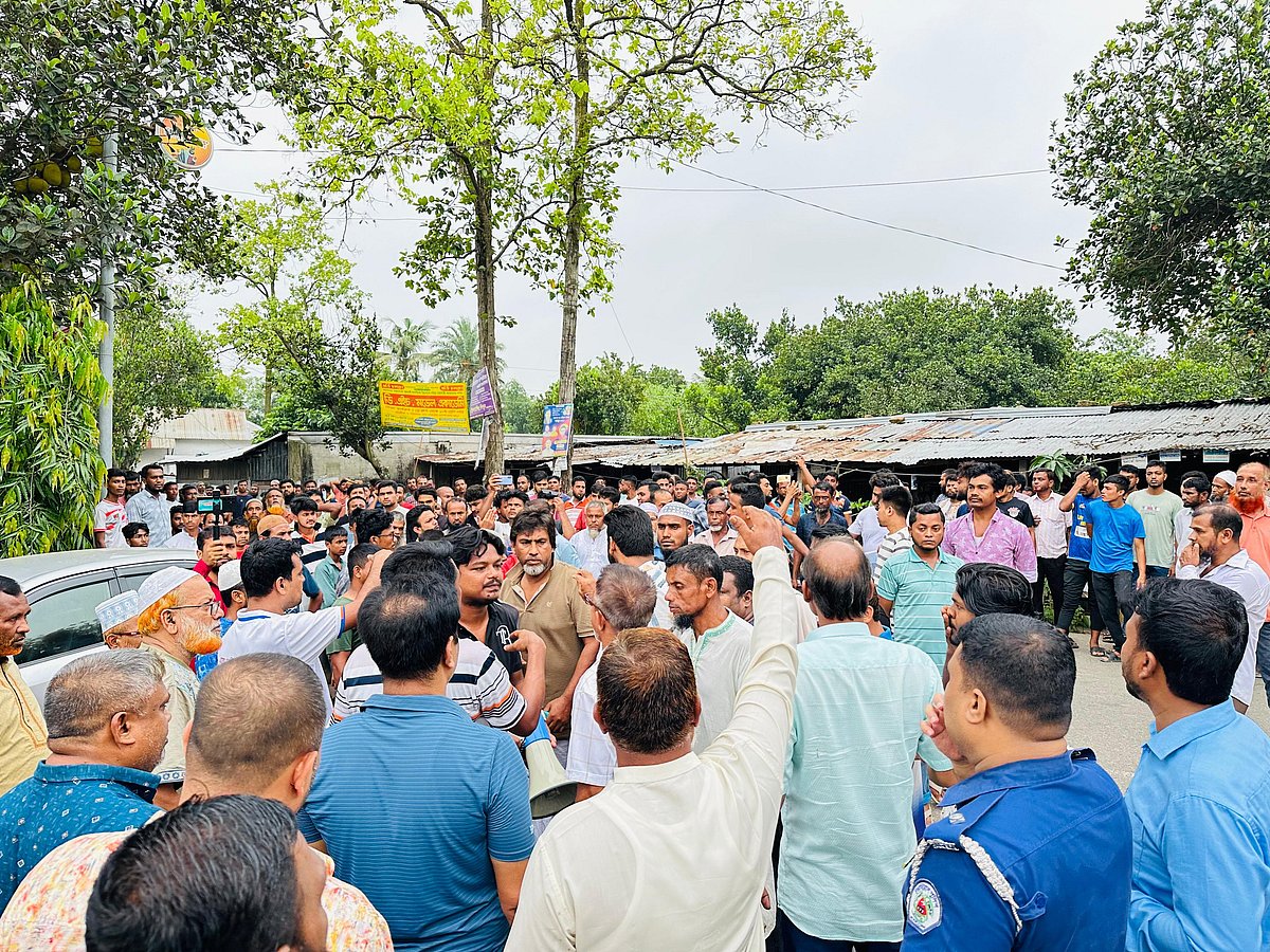 শ্রীপুরের নয়নপুর এলাকায় বিবিএস ক্যাবলস কারখানার শ্রমিকরা বিভিন্ন দাবিতে আন্দোলন করছেন। শনিবার সকাল