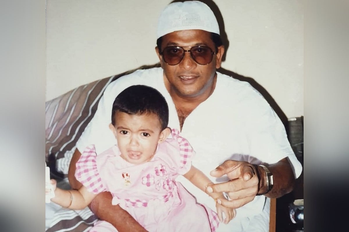 নায়করাজের কোলে বসা শিশুটি আজ শাকিবের সিনেমার নায়িকা। ফেসবুক থেকে