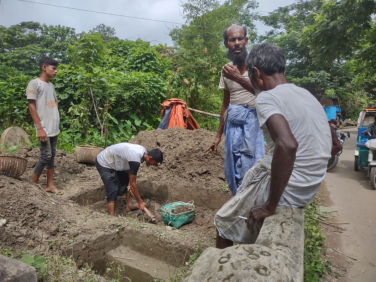 সড়ক দুর্ঘটনায় নিহতদের কবর খুঁড়ছেন স্থানীয় বাসিন্দারা। আজ সকালে মিরসরাইয়ের বামনসুন্দর এলাকায়