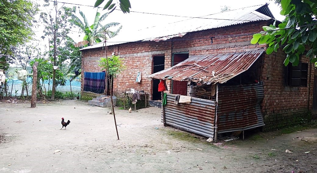 জামালপুর শহরের সাতটি পরিবারকে একঘরে করে রাখা হয়। গতকাল রোববার সকালে শহরের দাপুনিয়া এলাকায়
