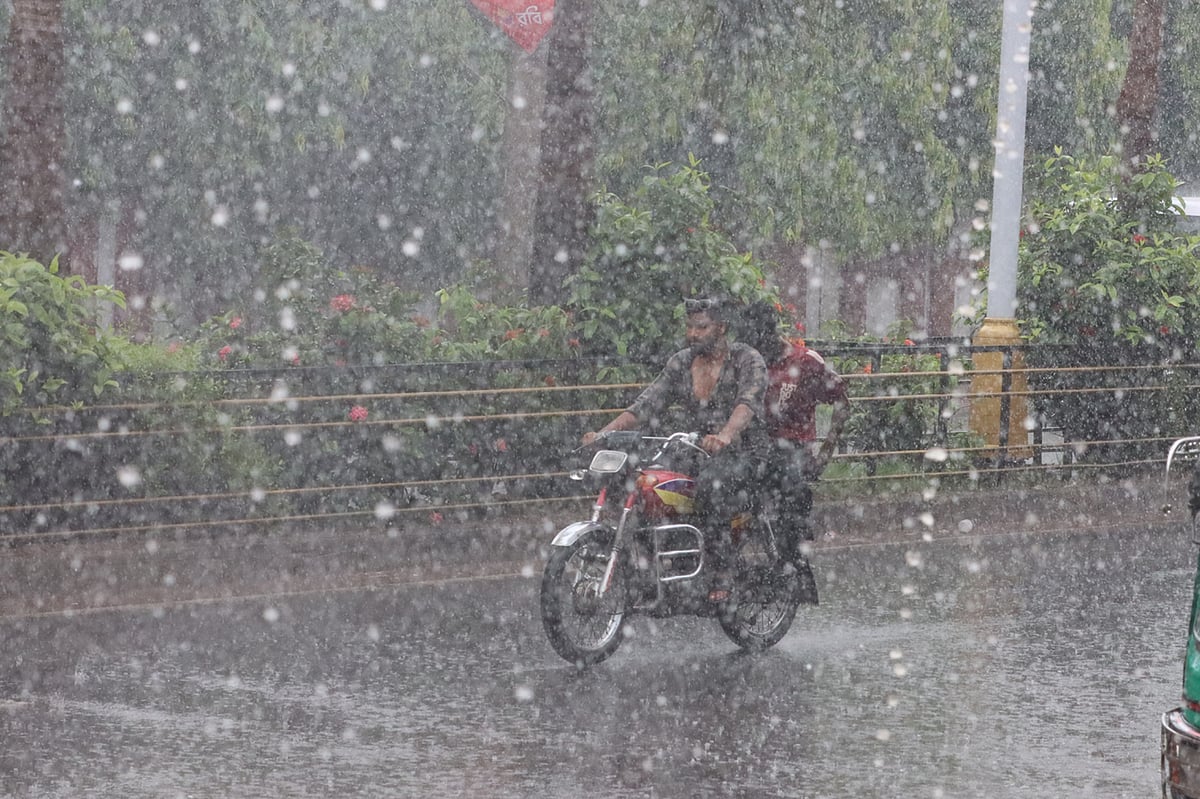 আষাঢ়ের প্রথম বৃষ্টি। রাজশাহী নগরের শিরোইল ঢাকা বাস টার্মিনাল এলাকায় আজ দুপুরে