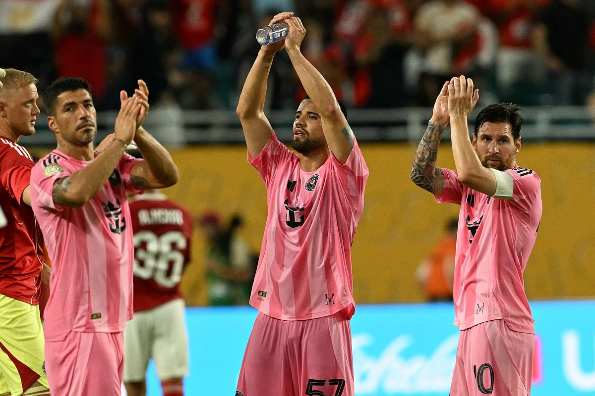 ম্যাচের পর দর্শকদের ধন্যবাদজ্ঞাপনে (বাঁ থেকে) লুইস সুয়ারেজ, মার্সেলো ভেইগান্ট ও লিওনেল মেসি।