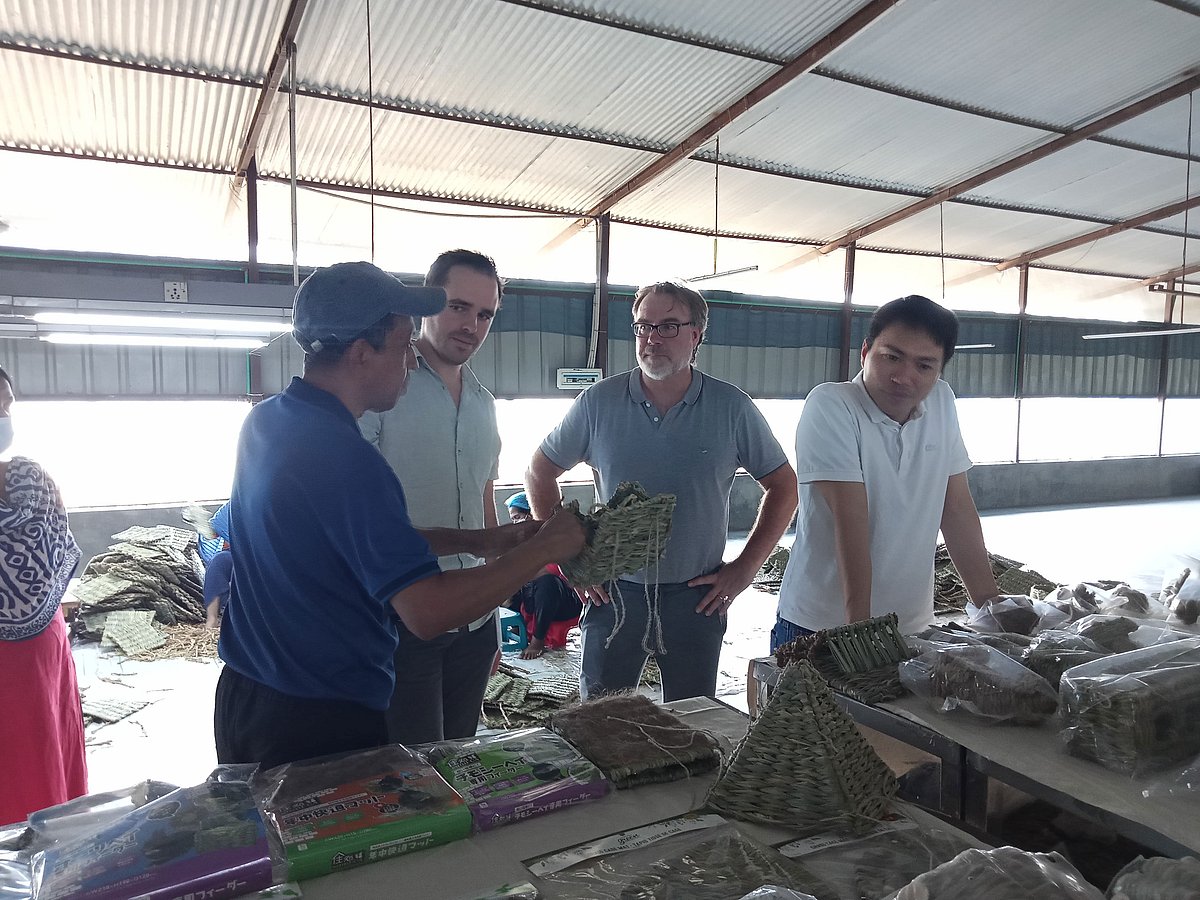 ফেলনা জিনিস থেকে তৈরি হওয়া পোষা প্রাণির খেলনা ও খাবার বিদেশি ক্রেতাদের দেখাচ্ছেন উদ্যোক্তা রহমতুল ইসলাম।