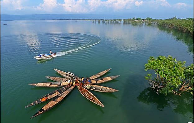 টাঙ্গুয়ার হাওরের মতো অনন্য পরিবেশও শুধু সম্পদের উৎস নয়।
