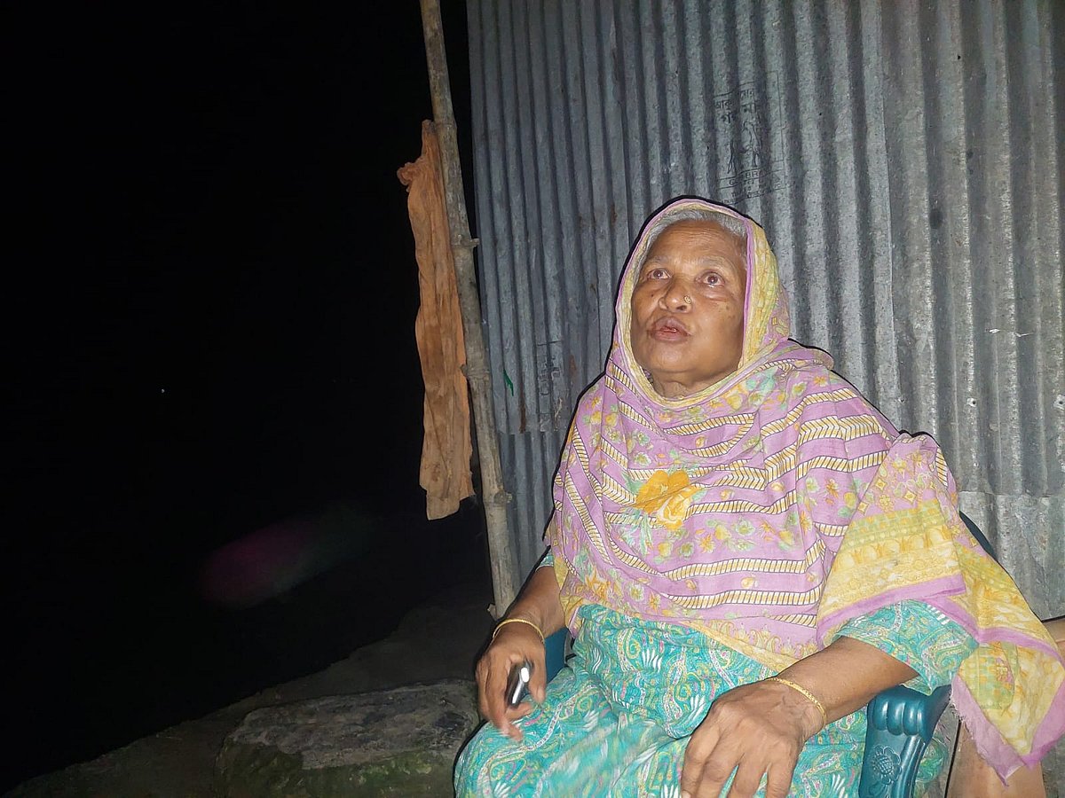 রেনু বেগমের এই বাড়ি ভেঙে গেলে তাঁরা চলে যাবেন ঢাকায়। ঢাকায় কোথায় যাবেন, কী করবেন, তা তিনি জানেন না।