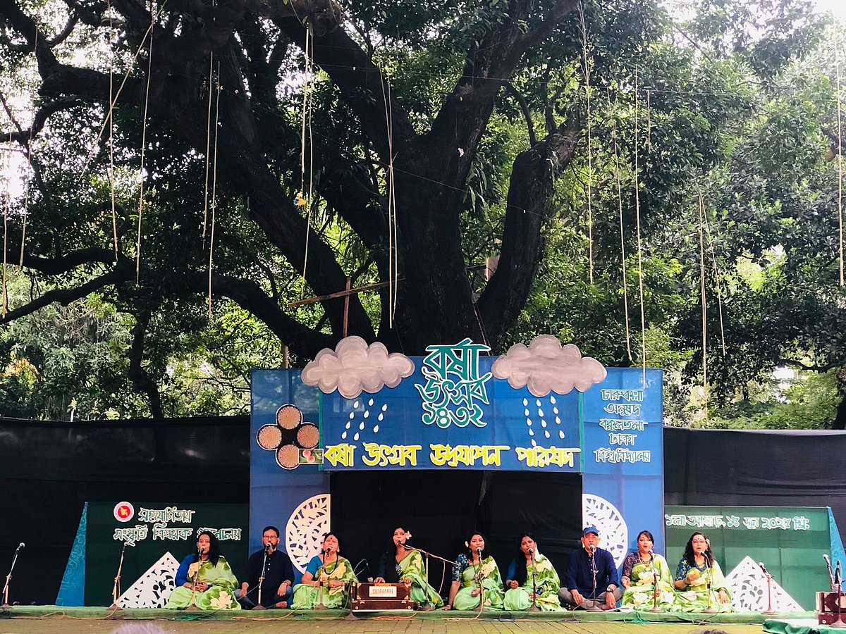 ঢাকা বিশ্ববিদ্যালয়ের চারুকলা অনুষদের বকুলতলায় আজ রোববার সকালে ‘বর্ষা উৎসব ১৪৩২’ আয়োজন করা হয়