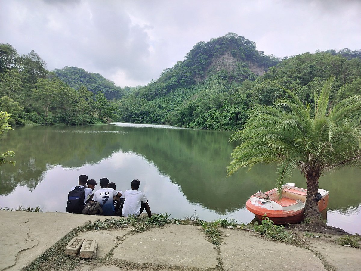 গতকাল বিকেলে এই হ্রদে ডুবে মারা গেছে এক শিক্ষার্থী। একের পর এক দুর্ঘটনা ঘটলেও বন বিভাগের পক্ষ থেকে সতর্কতামূলক ব্যবস্থা নেওয়া হয়নি। আজ সকালে চট্টগ্রামের সীতাকুণ্ডের সহস্রধারা ঝরনা-২ এলাকায়