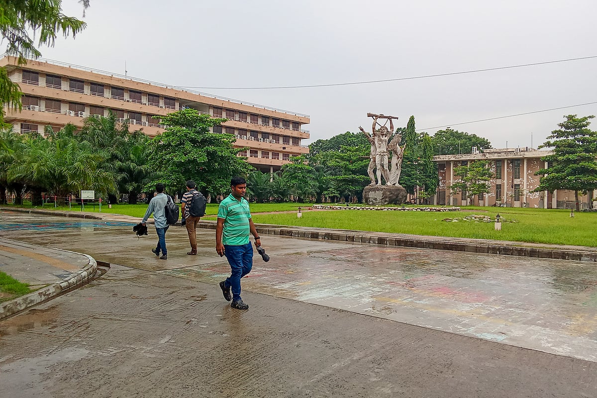 উপাচার্যবিহীন কুয়েট খুললেও শুরু হয়নি ক্লাস। হলে অবস্থানরত অল্পসংখ্যক শিক্ষার্থী ক্যাম্পাসে ঘোরাফেরা করতে দেখা গেছে। রোববার দুপুরে কুয়েট ক্যাম্পাসে