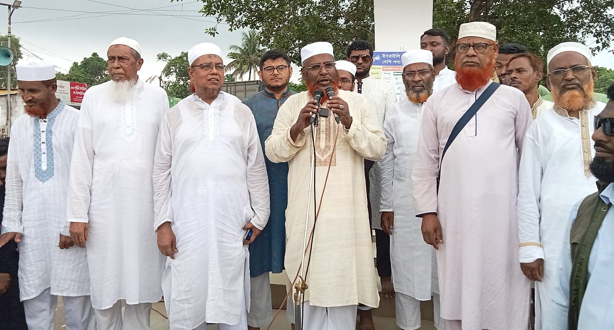 বাংলাদেশ জামায়াতে ইসলামীর আয়োজিত পথসভায় বক্তব্য দিচ্ছেন দলের সেক্রেটারি জেনারেল অধ্যাপক মিয়া গোলাম পরওয়ার। শিরোমনি শহীদ মিনার চত্বরে