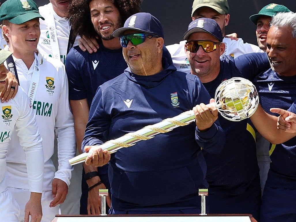 টেস্ট চ্যাম্পিয়নশিপের শ্রেষ্ঠত্বের স্মারক গদা হাতে দক্ষিণ আফ্রিকার প্রধান কোচ শুকরি কনরাড