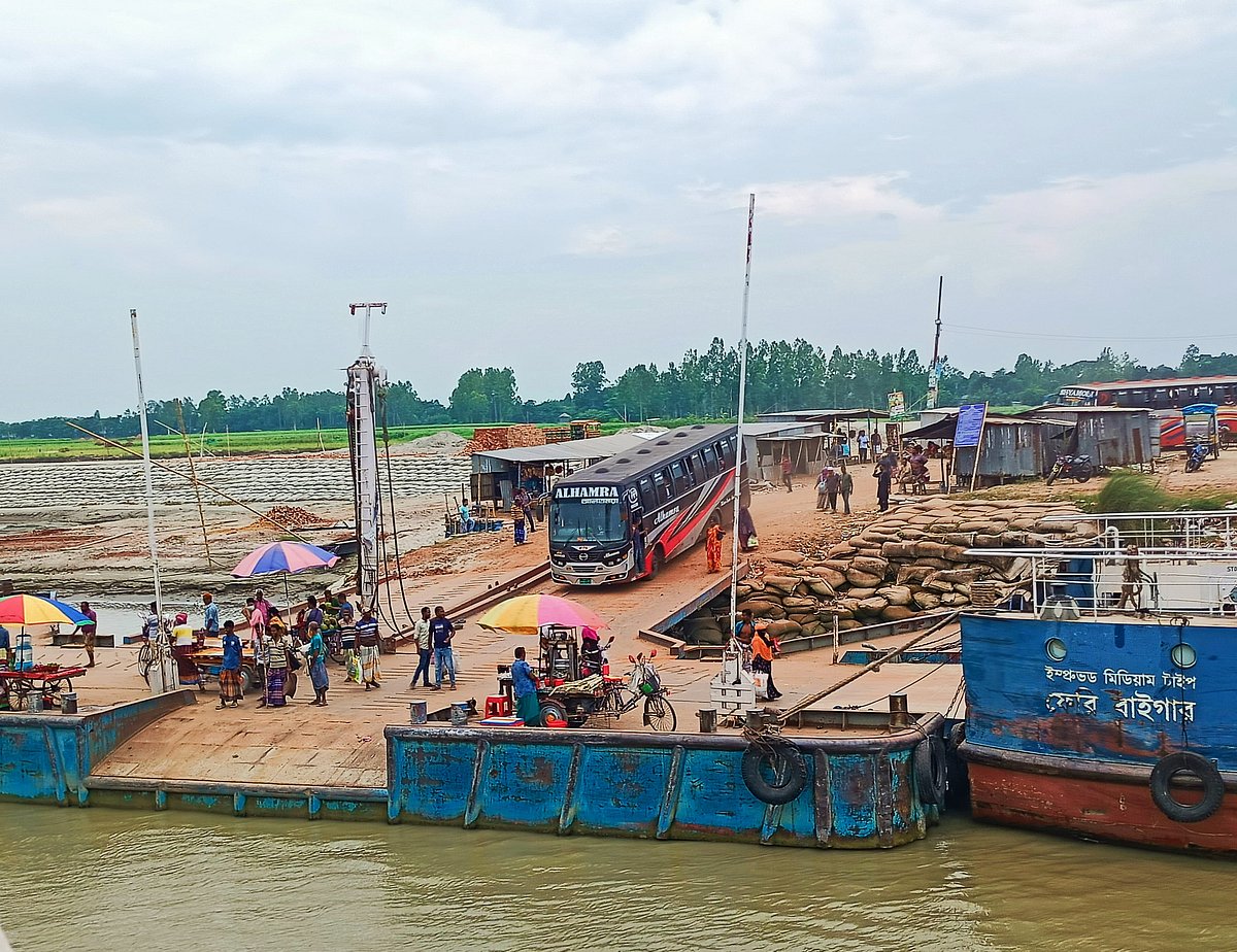 যমুনা সেতুর যানজট এড়াতে অনেক বাস ও প্রাইভেট কার কাজীরহাট-আরিচা নৌপথে ঢাকা যাচ্ছে। আজ বেলা সাড়ে ১১টার দিকে পাবনার বেড়া উপজেলার কাজীরহাট ফেরিঘাটে