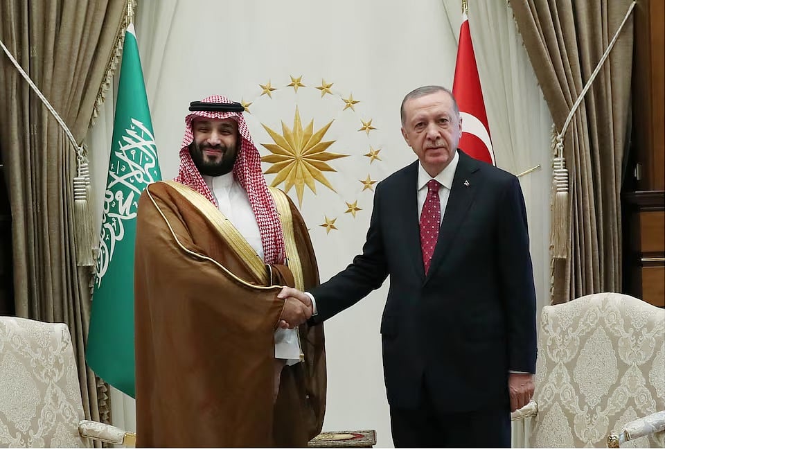 তুর্কি প্রেসিডেন্ট রিসেপ তাইয়েপ এরদোয়ান (বাঁয়ে) ও সৌদি আরবের যুবরাজ মোহাম্মদ বিন সালমান