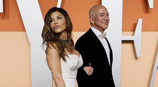 জেফ বেজোস ও তাঁর বাগদত্তা লরেন সানচেজ