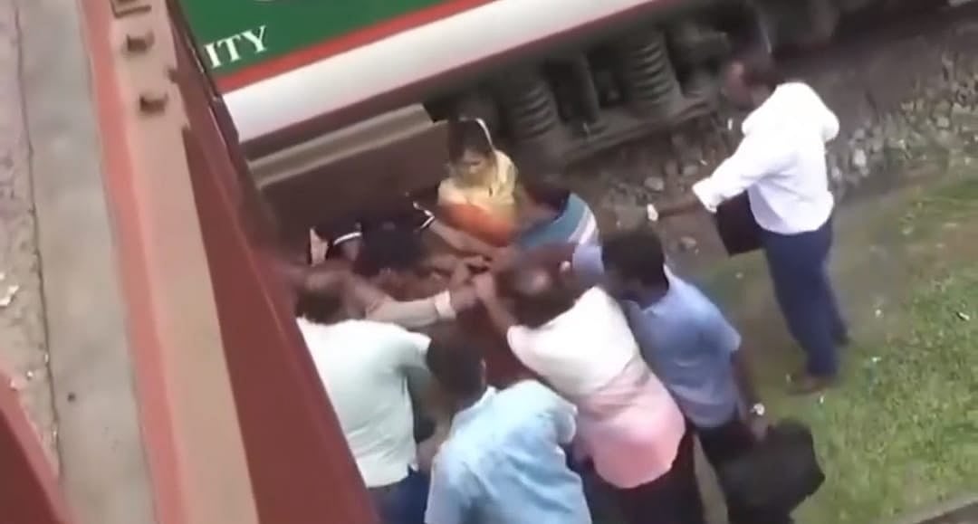 যাত্রীদের বিরোধ মেটাতে গিয়ে মারধরের শিকার হন গাইবান্ধার রেলওয়ে স্টেশনমাস্টার।