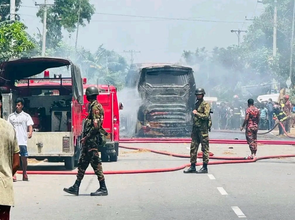 বিক্ষুব্ধ এলাকাবাসী সাবেক সেনাসদস্যকে চাপা দেওয়া বাসটিতে আগুন দেয়। আজ রোববার দুপুরে
