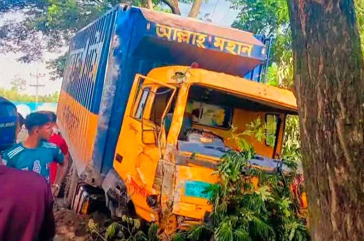 দুর্ঘটনা কবলিত কাভার্ড ভ্যান। আজ সোমবার সকালে কক্সবাজারের রামু উপজেলার রশিদনগর এলাকায়