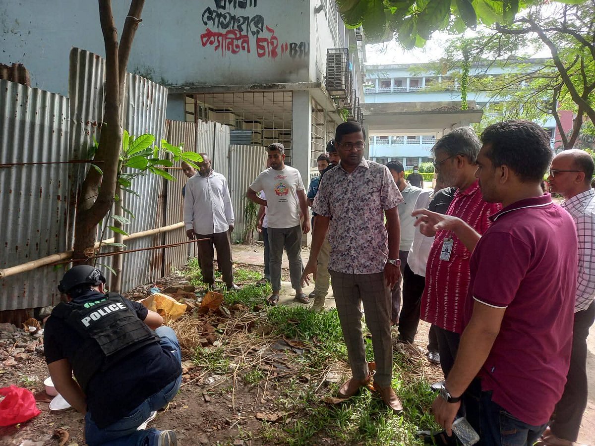 ঢাকা বিশ্ববিদ্যালয়ের কাজী মোতাহার হোসেন ভবন প্রাঙ্গণ থেকে সাতটি ককটেল উদ্ধার করেছে পুলিশ