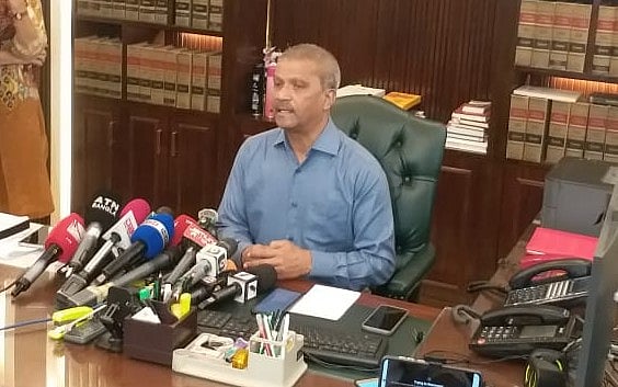 আইন উপদেষ্টা অধ্যাপক আসিফ নজরুল। আজ সোমবার সচিবালয়ে