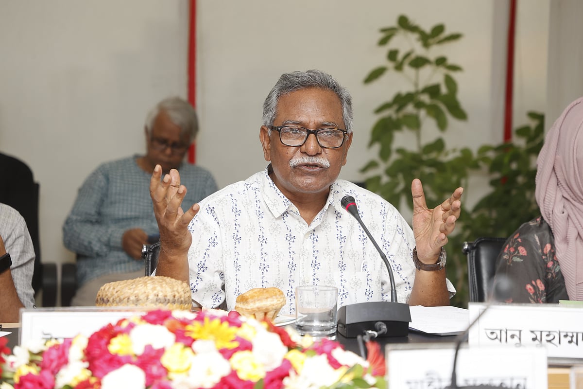 ‘রাষ্ট্রের গণতান্ত্রিক রূপান্তর যেভাবে হতে পারে’ শীর্ষক গোলটেবিলে অধ্যাপক আনু মুহাম্মদ। সোমবার বিকেলে রাজধানীর কারওয়ান বাজারে প্রথম আলো কার্যালয়ে