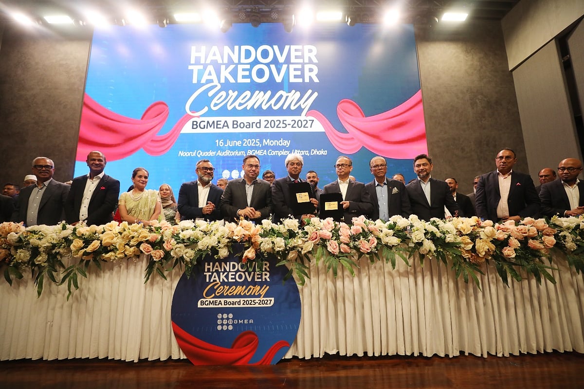 রাজধানীর উত্তরায় বিজিএমইএ কমপ্লেক্সে আজ সোমবার বিকেলে সংগঠনটির ২০২৫-২৭ মেয়াদের পরিচালনা পর্ষদের দায়িত্ব গ্রহণ অনুষ্ঠানে অতিথিরা