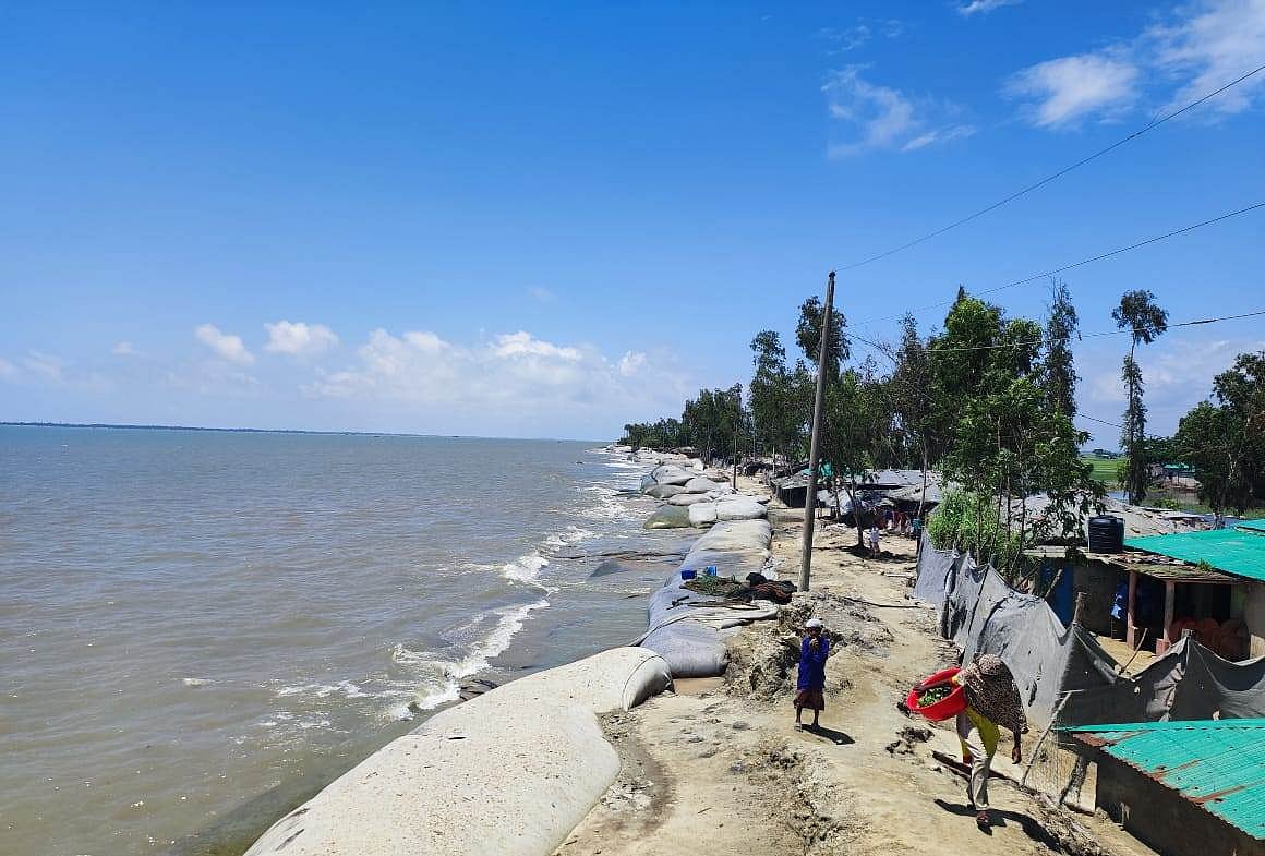 ভেঙে গেছে বেড়িবাঁধ। এতে লোকালয়ে পানি ঢুকে পড়ার শঙ্কা দেখা দিয়েছে। গত শনিবার মহেশখালী উপজেলার মাতারবাড়ী ইউনিয়নের ষাইটপাড়া এলাকায়