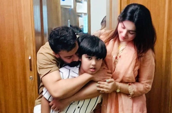 ছেলে আব্রাহাম খান জয়ের সঙ্গে বাবা শাকিব খান ও মা অপু বিশ্বাস