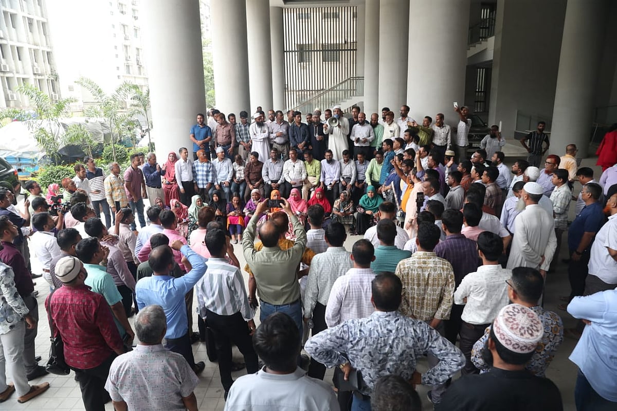 সচিবালয়ের ভেতর আজ সোমবার আবারও বিক্ষোভ করছেন সচিবালয়ের বিভিন্ন মন্ত্রণালয় ও বিভাগের আন্দোলনকারী কর্মচারীরা