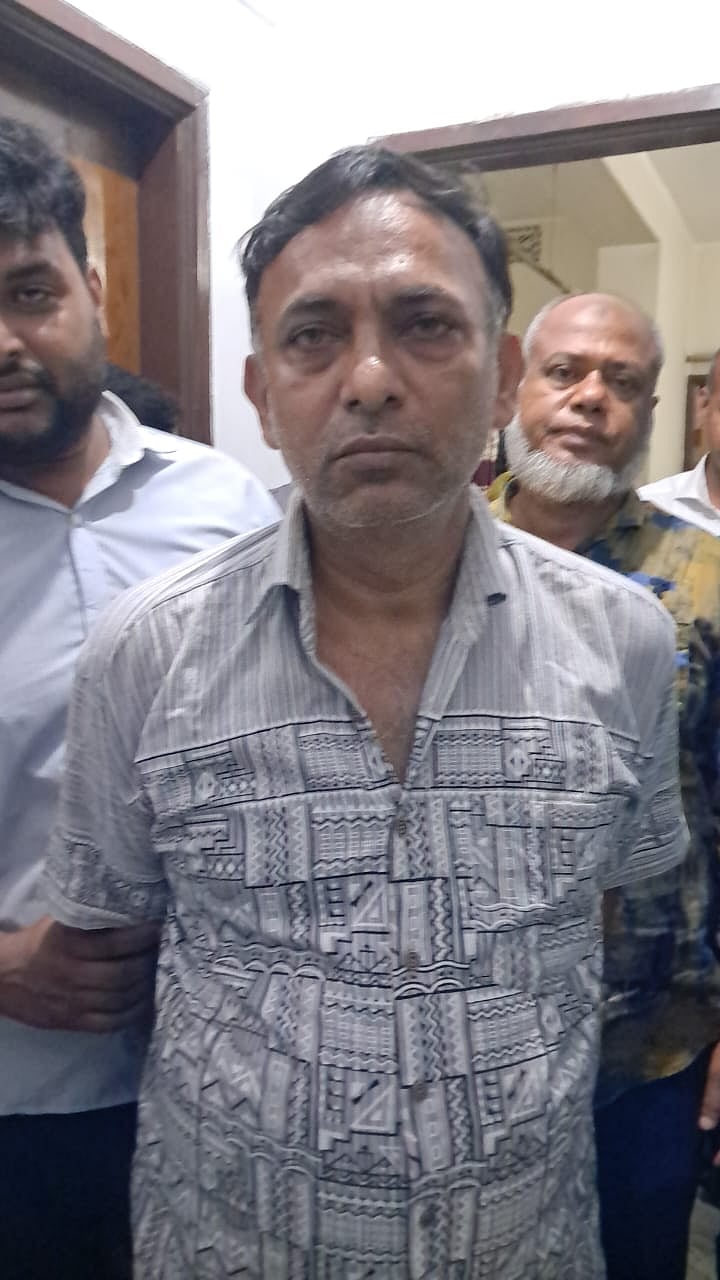 গ্রেপ্তার খোরশেদ আলম ঢাকা দক্ষিণ সিটি করপোরেশনের সাবেক মেয়র শেখ ফজলে নূর তাপসের বিশেষ প্রতিনিধি হিসেবে পরিচিত ছিলেন। সোমবার তাঁকে গ্রেপ্তার করেছে সিআইডির ঢাকা মেট্রো দক্ষিণ বিভাগের একটি টিম