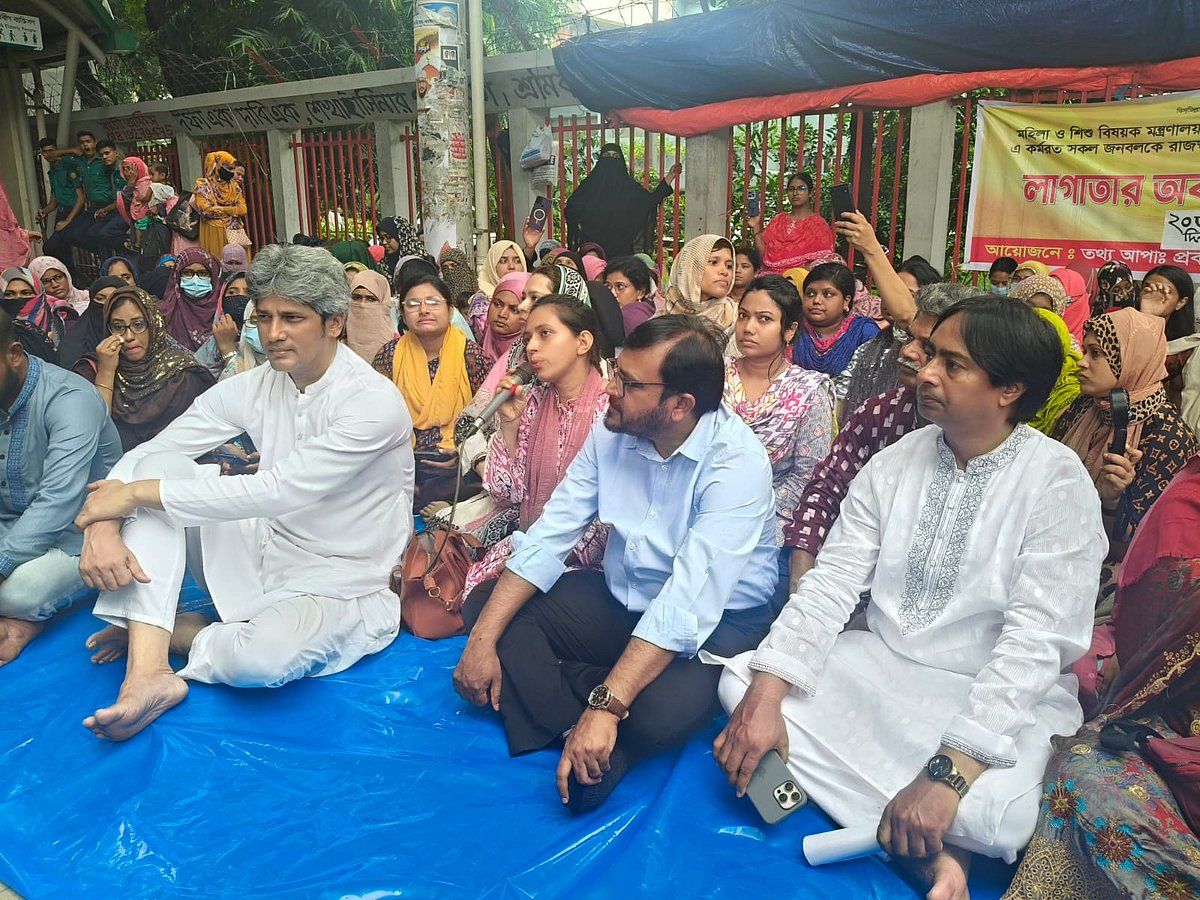 চাকরি রাজস্ব খাতে স্থানান্তর ও পাওনা টাকার দাবিতে আন্দোলনরত ‘তথ্য আপা’ প্রকল্পের নারীদের অবস্থান কর্মসূচিতে গিয়ে সংহতি জানিয়েছেন বিভিন্ন রাজনৈতিক দলের নেতারা। আজ সোমবার রাজধানীর জাতীয় প্রেসক্লাবের সামনে