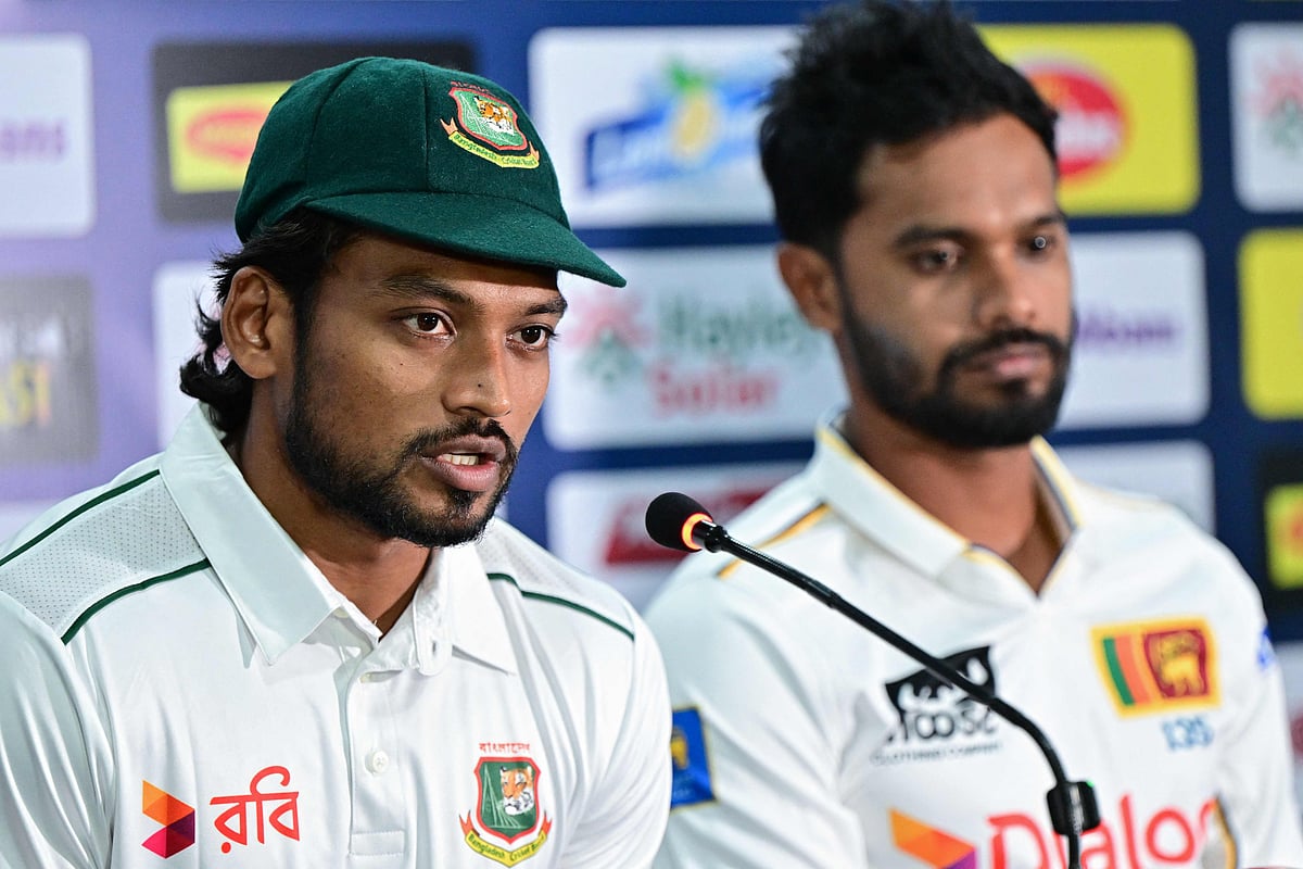 গল স্টেডিয়ামে আজ সংবাদ সম্মেলনে বাংলাদেশ অধিনায়ক নাজমুল হাসান