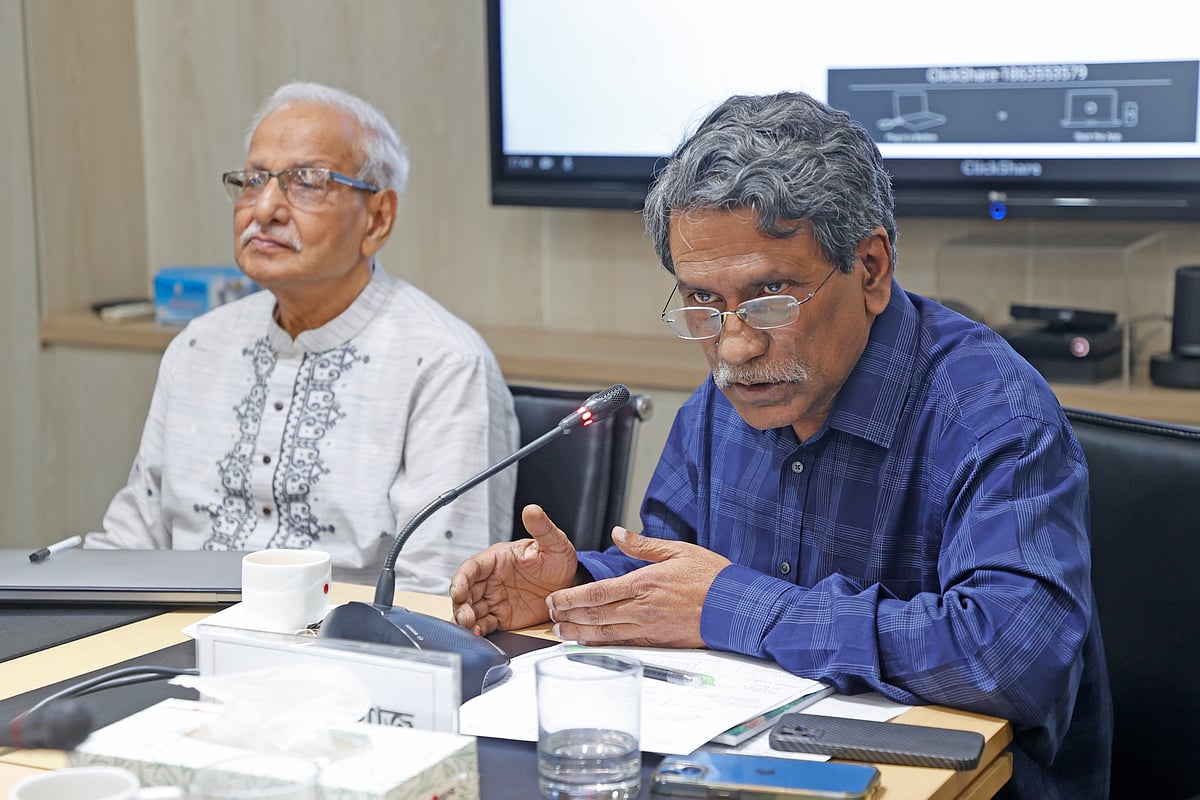 রাজধানীর কারওয়ান বাজারে প্রথম আলোর কার্যালয়ে এক গোলটেবিল বৈঠকে বক্তব্য দেন অধ্যাপক আলী রীয়াজ