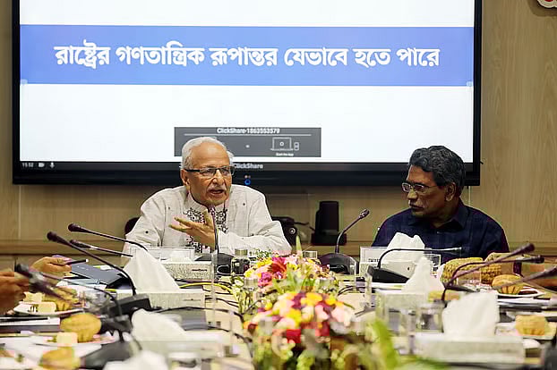 গোলটেবিল বৈঠকে বক্তব্য দেন বদিউল আলম মজুমদার। রাজধানীর কারওয়ান বাজারে প্রথম আলোর কার্যালয়