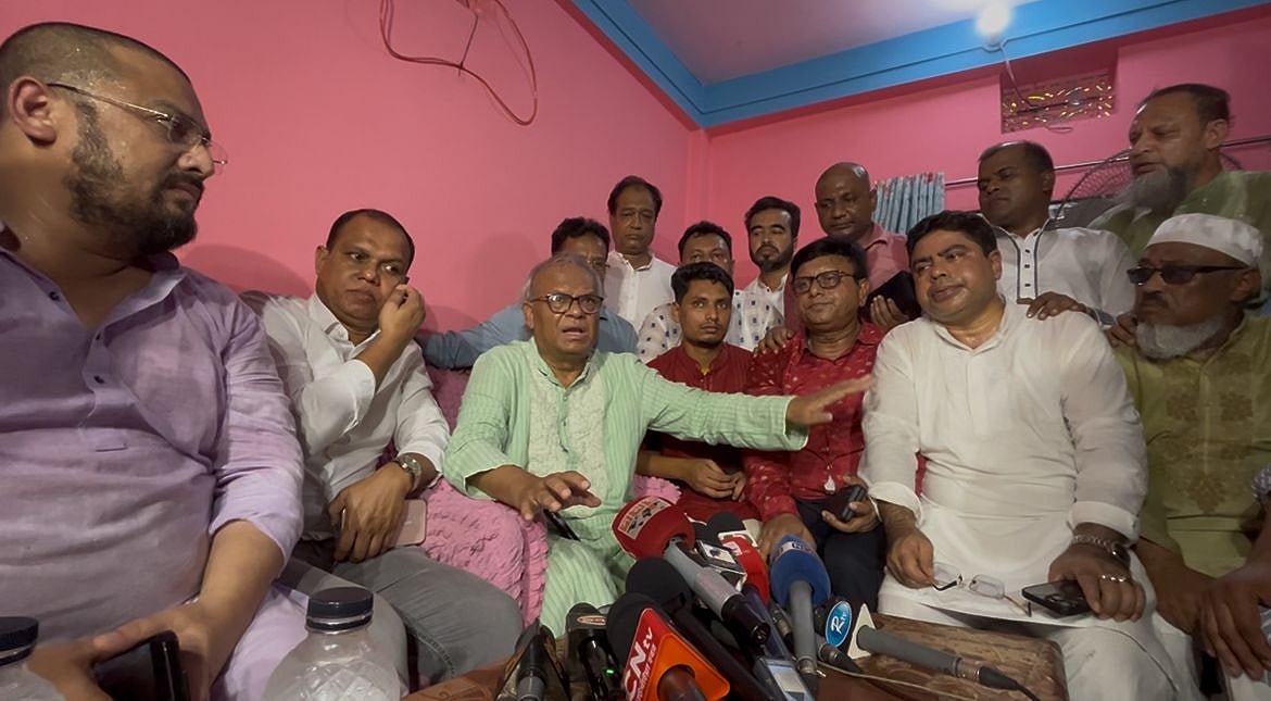 আশির উদ্দীনের ঘরে বিএনপির জ্যেষ্ঠ যুগ্ম মহাসচিব রুহুল কবীর রিজভীসহ দলের নেতারা। আজ সকালে  বাঁশখালী উপজেলার পুঁইছড়ি ইউনিয়নের দক্ষিণ পুঁইছড়ি গ্রামে