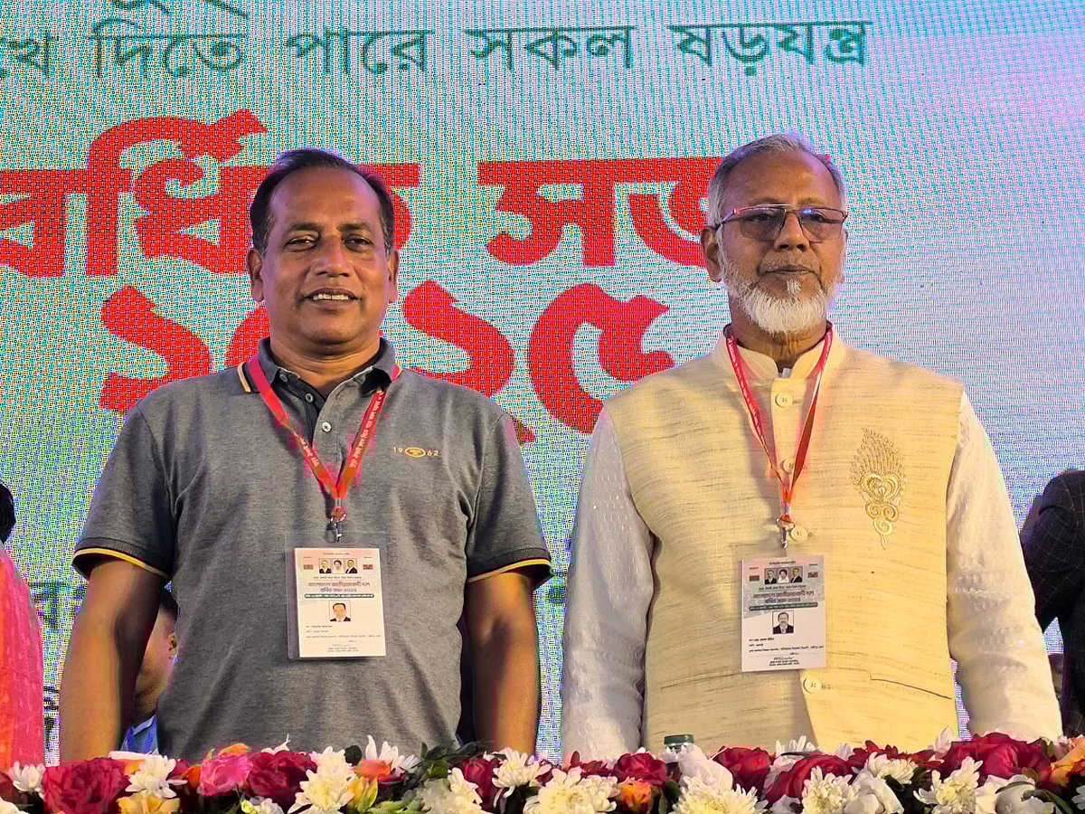কালিয়াকৈর উপজেলা বিএনপির সাবেক সভাপতি হেলাল উদ্দিন (ডানে পাঞ্জাবি পড়া) পাশে সাবেক সাধারণ সম্পাদক পারভেজ আহমেদ
