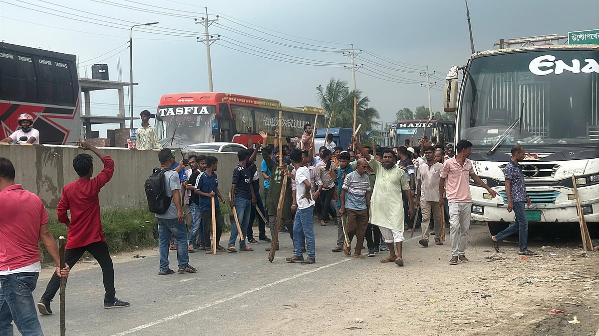 গাজীপুরেরর কালিয়াকৈর উপজেলা বিএনপির নবগঠিত আহ্বায়ক কমিটি নিয়ে দুই পক্ষের পাল্টাপাল্টি ধাওয়া। রোববার কালিয়াকৈরের সাহেববাজার এলাকায়