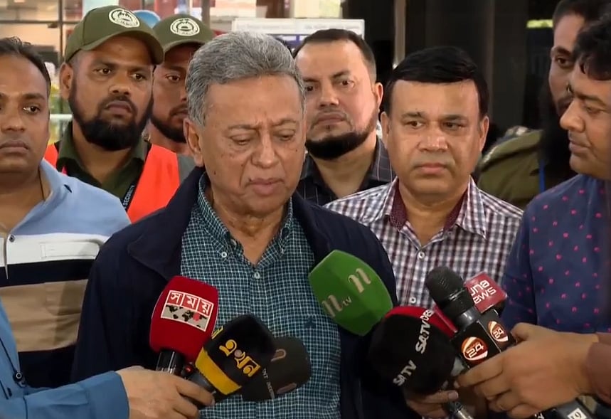 লন্ডন থেকে দেশে ফিরে ঢাকার হজরত শাহজালাল (রহ.) আন্তর্জাতিক বিমানবন্দরে সাংবাদিকদের সঙ্গে কথা বলেন আমীর খসরু মাহমুদ চৌধুরী