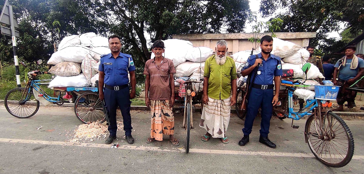 লুট হওয়া ভুট্টা উদ্ধার করে স্থানীয় থানায় নেওয়া হয়। সোমাবর দুপুরে নলডাঙ্গা থানা চত্বরে
