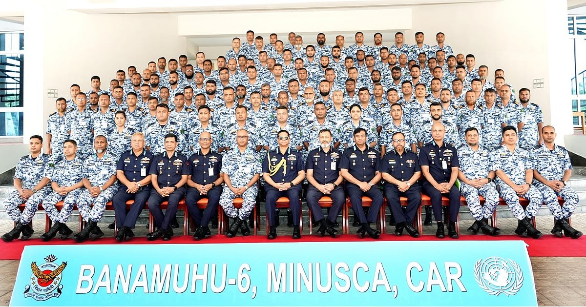 বিমানবাহিনী প্রধান এয়ার ভাইস মার্শাল হাসান মাহমুদ খাঁন সোমবার ঢাকা সেনানিবাসের বিমানবাহিনী সদর দপ্তরে মধ্য আফ্রিকাগামী কন্টিনজেন্ট সদস্যদের উদ্দেশে বক্তব্য শেষে ফটোসেশনে অংশগ্রহণ করেন