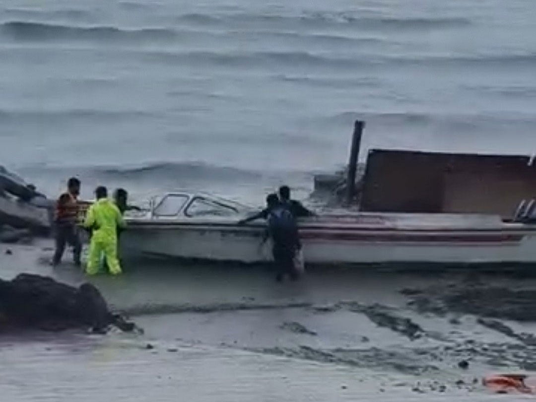 দুর্ঘটনায় পড়া স্পিডবোট