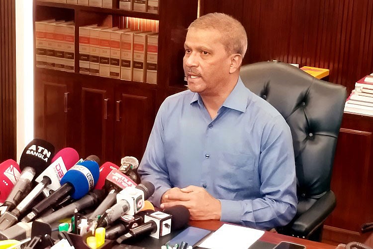 আইন উপদেষ্টা আসিফ নজরুল। আজ সোমবার সচিবালয়ে