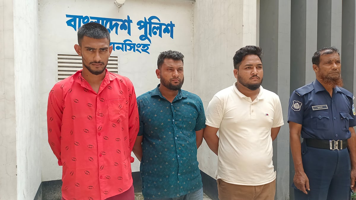 ময়মনসিংহ নগরীর মাসকান্দা এলাকায় ব্যাংক কর্মকর্তার কাছ থেকে ছিনতাইয়ের অভিযোগে তিনজনকে গ্রেপ্তার করে পুলিশ। আজ সকালে তোলা