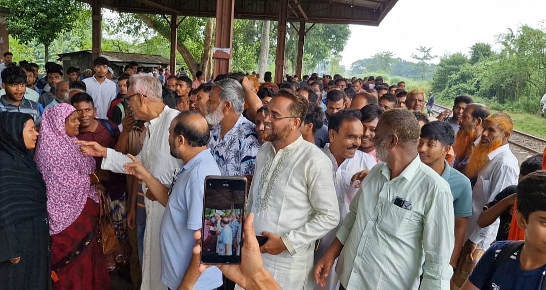 ঈশ্বরদী থেকে ছেড়ে আসা কমিউটার ট্রেনটি আজ সকালে রাজশাহীর নন্দনগাছি স্টেশনে যাত্রাবিরতি দেয়