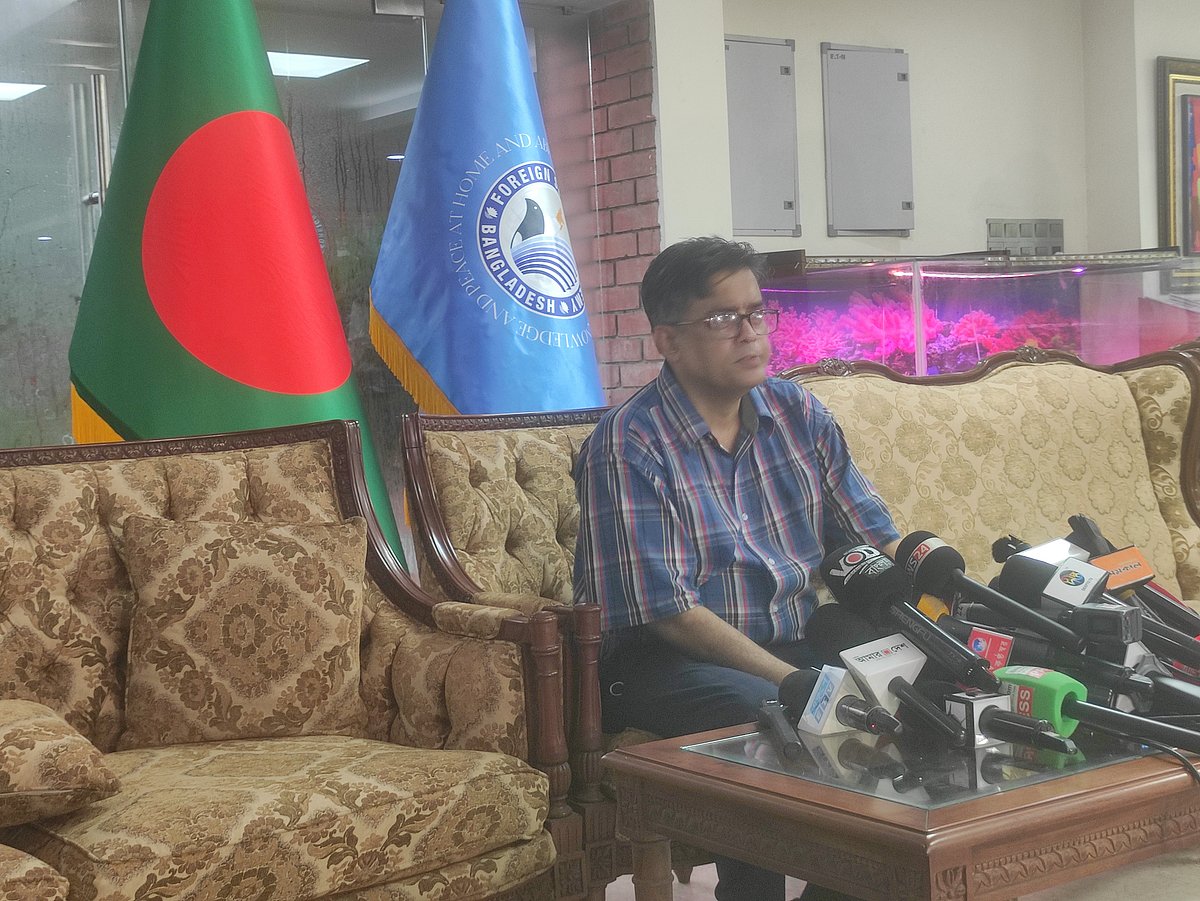 প্রধান উপদেষ্টার প্রেস সচিব শফিকুল আলম আজ মঙ্গলবার বিকেলে রাজধানীর ফরেন সার্ভিস একাডেমিতে সংবাদ সম্মেলনে কথা বলেন