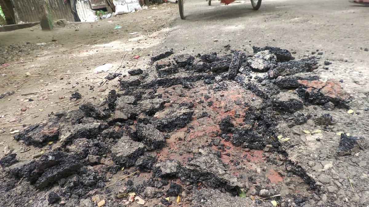 আলফাডাঙ্গায় সড়কের কার্পেটিংয়ের কাজে অনিয়মের অভিযোগে এলাকাবাসী ক্ষুব্ধ হয়ে কাজটি বন্ধ করে দেন। গতকাল সোমবার উপজেলার পাঁচুরিয়া ইউনিয়নের ভেন্নাতলা এলাকায়